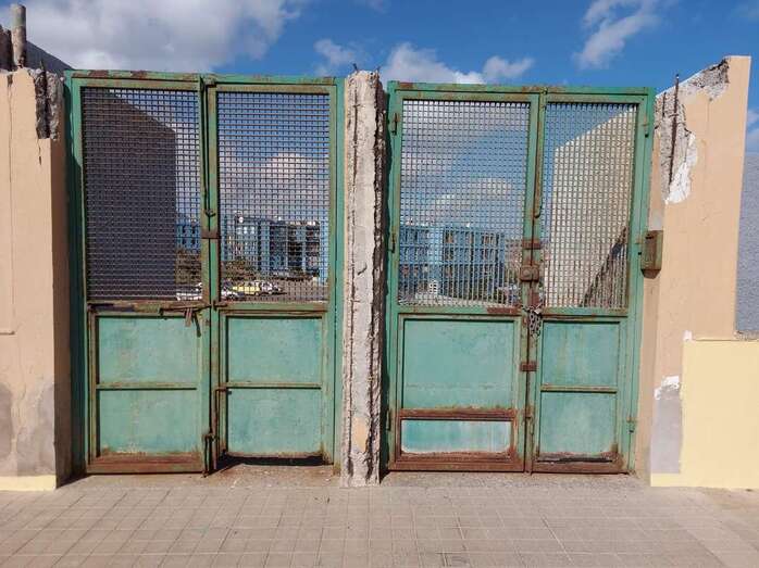 Estado de una de las puertas de acceso al colegio